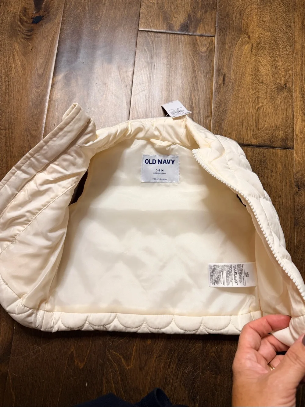 Old Navy Cream Quilted Heart Puffer Vesty size 0/3 months nwt